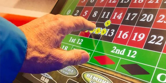 Firedobling i antallet «problem-gamblere» blant barn i Storbritannia