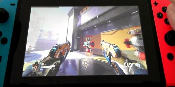 Her spiller han «Overwatch» på Switch