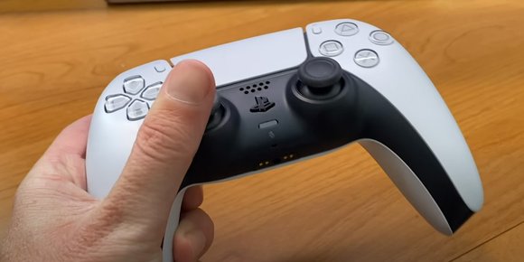 Viser fram den nye PS5-kontrolleren