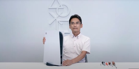 Se, han skrur en PS5 fra hverandre