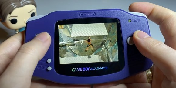 Se «Tomb Raider» kjøre på en GameBoy Advance